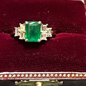 18kt White Gold Colombian Green Emerald.